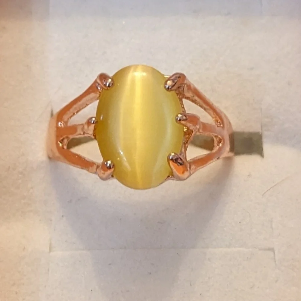 New yellow colored cat's eye style gold tone ring, T1B8B